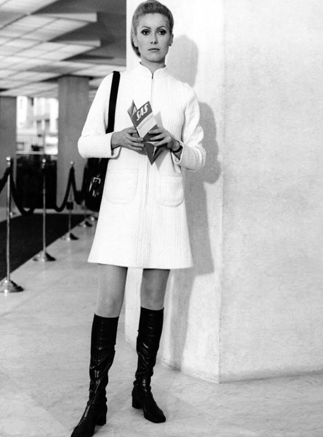 Robe sixties + bottes moulantes = le bon mix