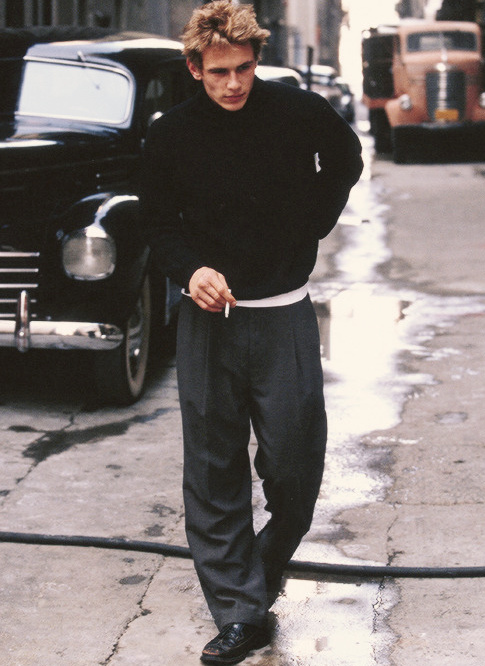 M�lant pull �troit, tee-shirt blanc et pantalon large � pinces, ce look a tout bon !