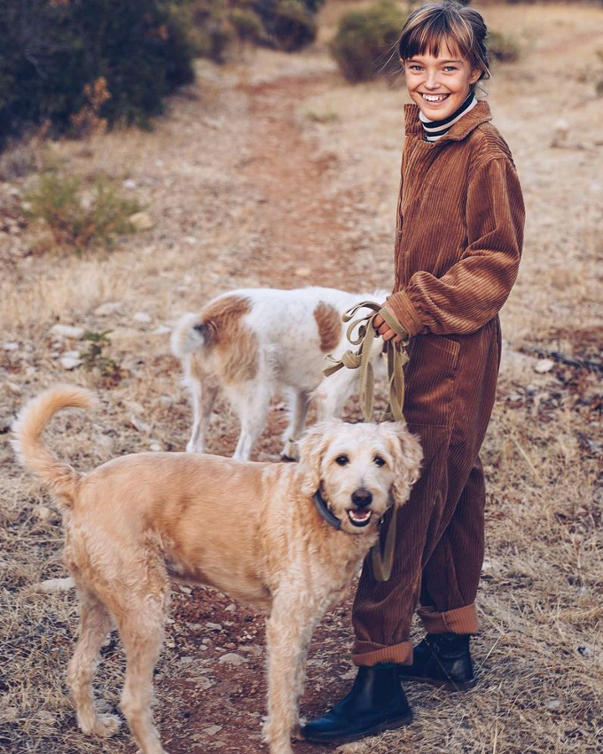 On piquerait bien � cette fillette sa combi en velours c�tel� chocolat au lait !