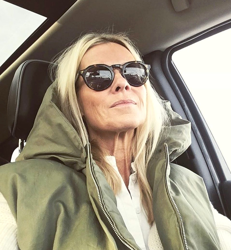 Parka kaki + chemise blanche sans col = le bon mix