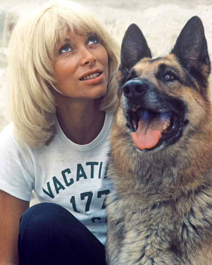 Peau h�l�e + tee-shirt blanc + blond b�b� = le bon mix