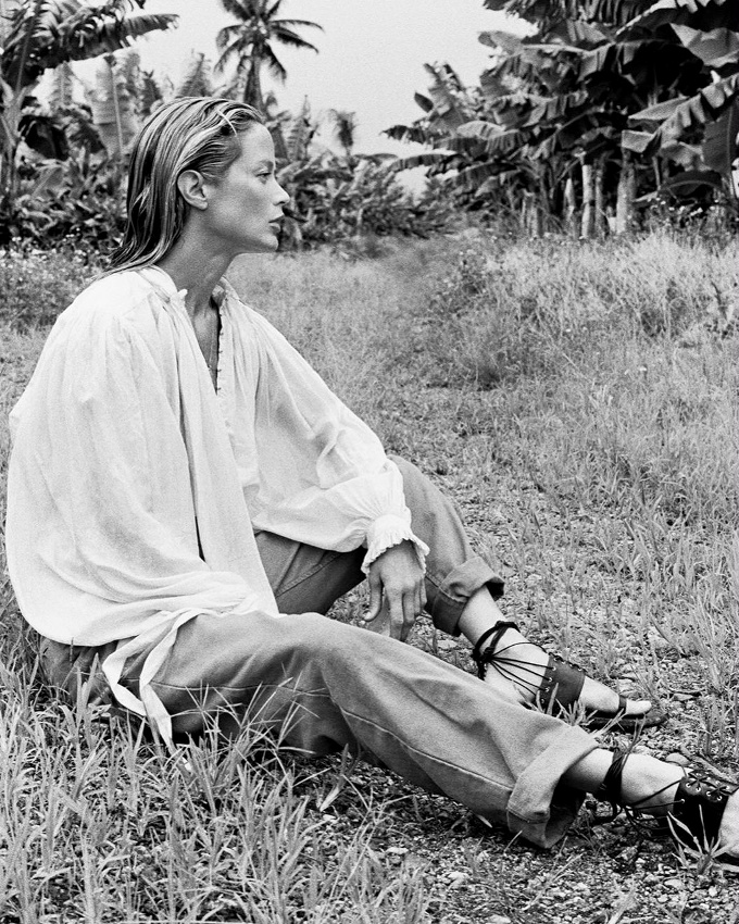 Rien de tel qu'une paire de sandales plates au design complexe pour sophistiquer un jean large !