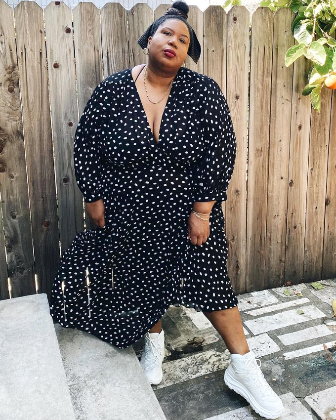 Robe longue � pois + baskets blanches = le bon mix