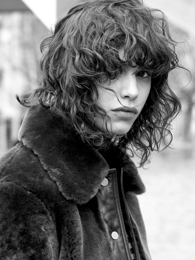 Boucles floues + veste en fausse fourrure douillette = le bon mix