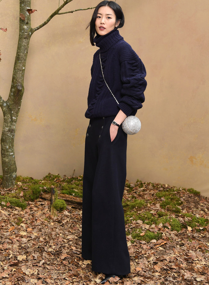 Toujours twister ses look boyish au contact d'un accessoire fantaisie !