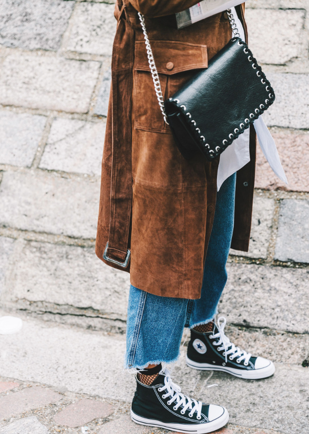 Daim chocolat + jean 7/8 � peine d�lav� + converses noires = le bon mix