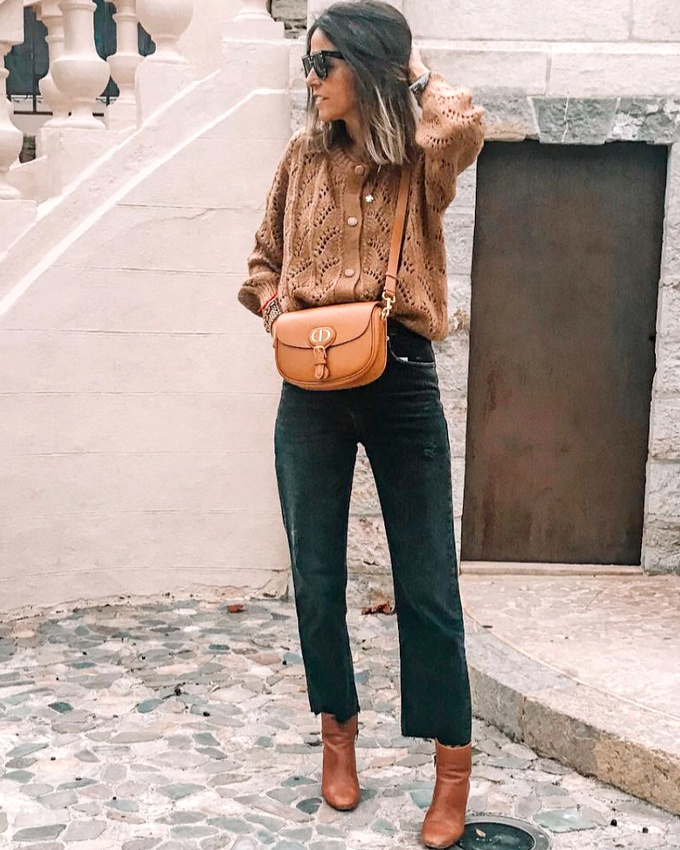 Pour accompagner les pi�ces caramels, le jean noir se r�v�le �tre une bonne alternative au denim brut