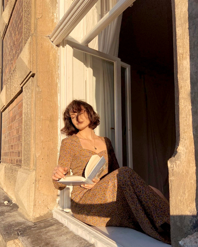 Rebord de fen�tre + bon roman + lumi�re poudreuse du soir = le bon mix