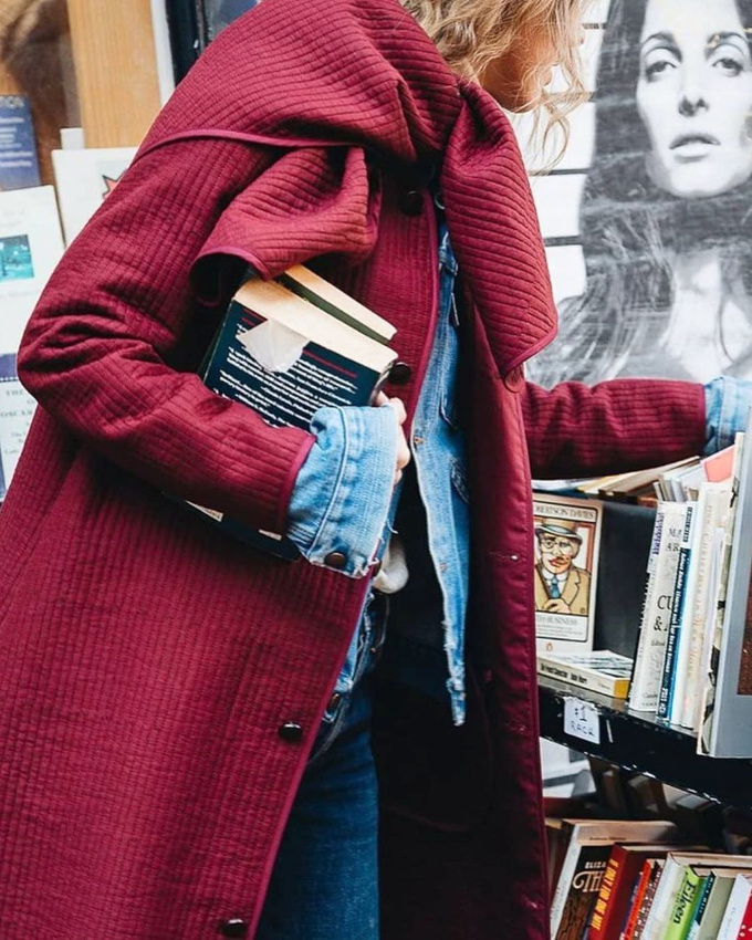 Glisser une veste en jean sous un manteau color� est souvent une bonne id�e !