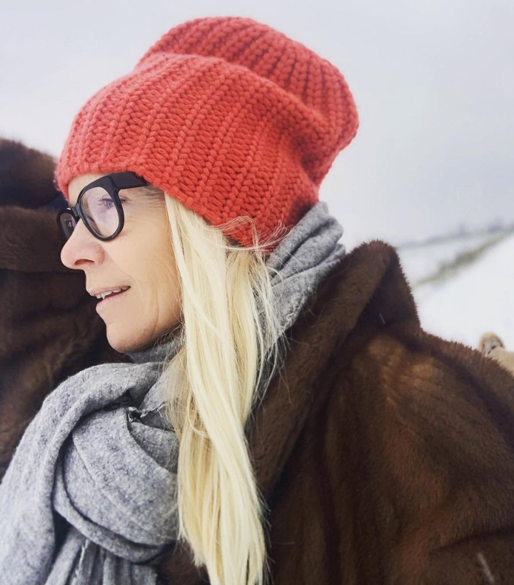 Manteau chocolat + bonnet rouge = le bon mix