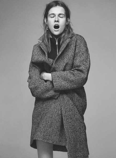 Manteau � chevrons + pull zipp� + boucles d'oreilles chics = le bon mix