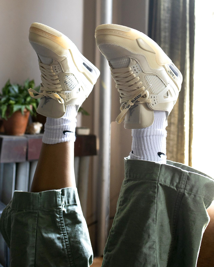 Baskets un brin massives blanc cass� + chino large 7/8 kaki = le bon mix