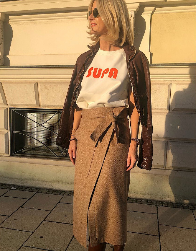 Le tee-shirt blanc � imprim� rouge : le meilleur alli� des cama�eux de marron !