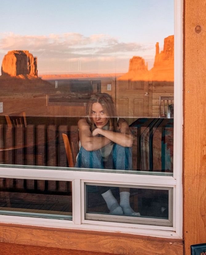 Pose mutine + reflet grandiose = le bon mix