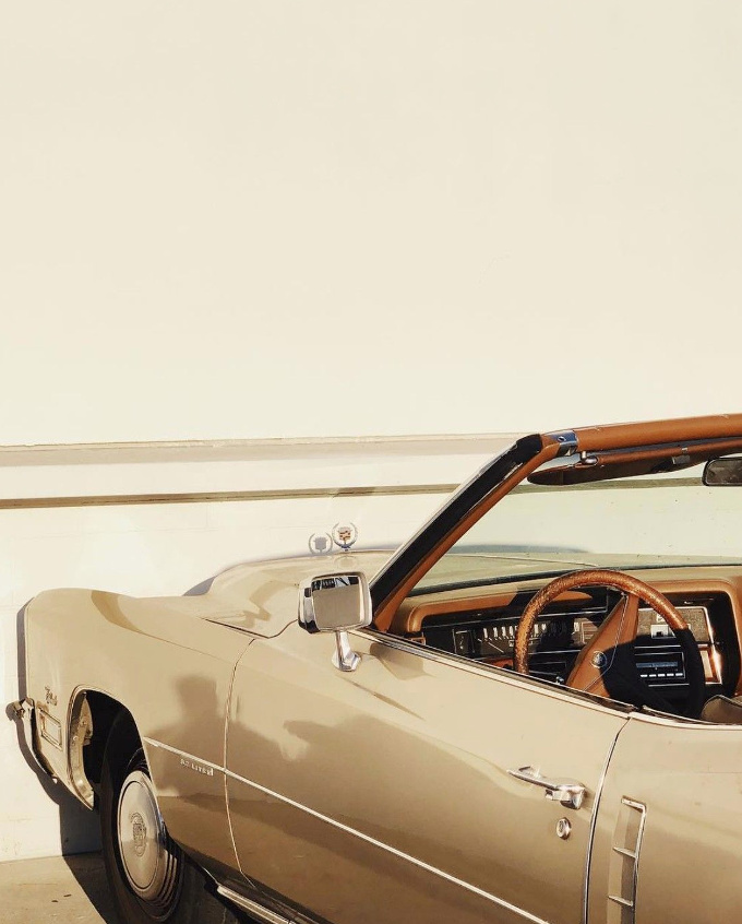 Beige luisant + cuir caramel = le bon mix