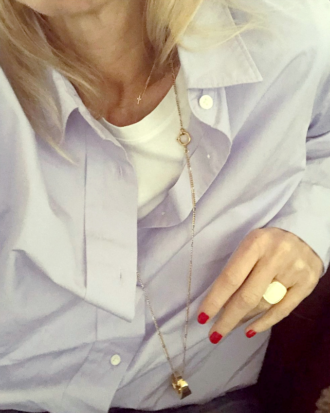 Le vernis � ongle rouge shocking : une mani�re efficace de relever un mix casual/masculin !