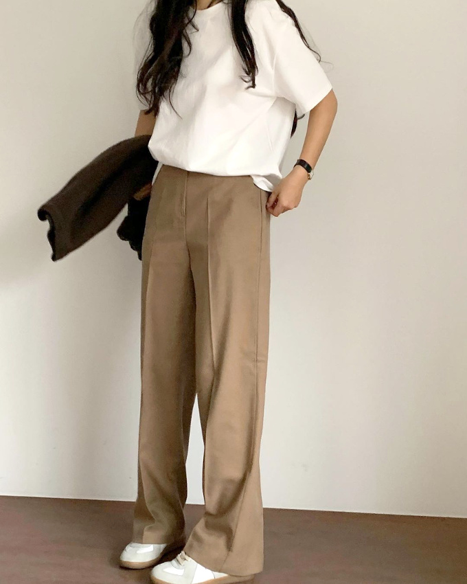 On ne se lasse pas du duo pantalon � pinces un brin large/tee-shirt blanc coup� dans un coton �pais !