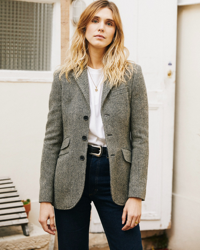 Blazer en drap de laine �pais l�g�rement cintr� + tee-shirt blanc = le bon mix