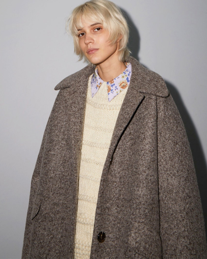 Manteau oversize l�g�rement masculin + d�tail r�tro girly = le bon mix