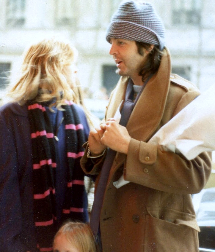 Pardessus camel au col relev� + bonnet � rayures bleues et blanches = le bon mix