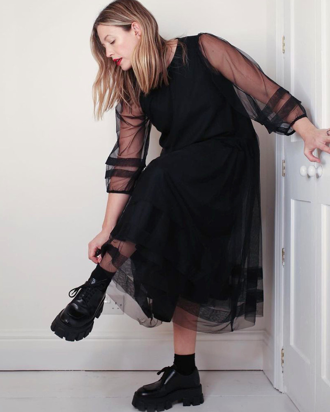 Derbies � semelles crant�es + robe midi girly dark + trait de rouge � l�vres = le bon mix