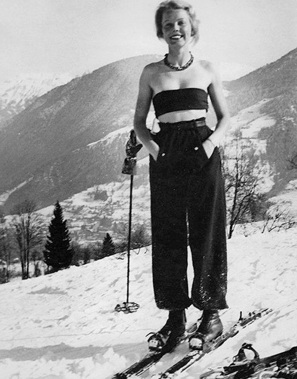 Maxi sourire + haut de bikini + ski = le bon mix ?