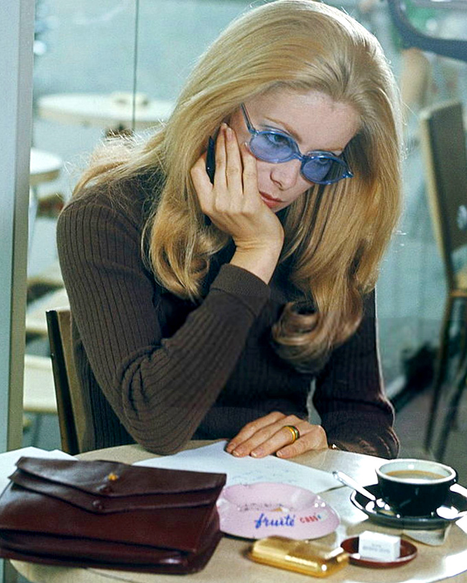 Pochette bordeaux + pull kaki + lunettes bleues = le bon mix