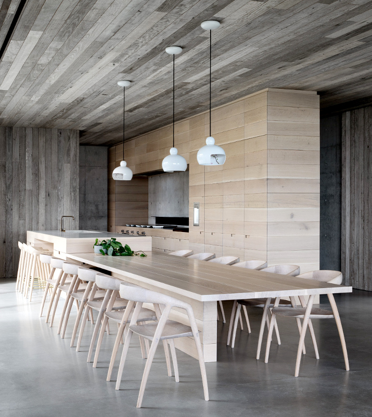 Plafond en lattes de bois gris + sol en b�ton cir� = le bon mix