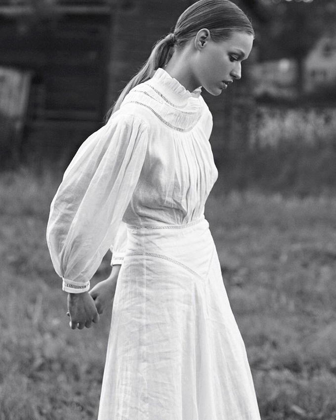 Wanted : une robe blanche faussement d�su�te � twister avec une paire de bottines � semelles crant�es !