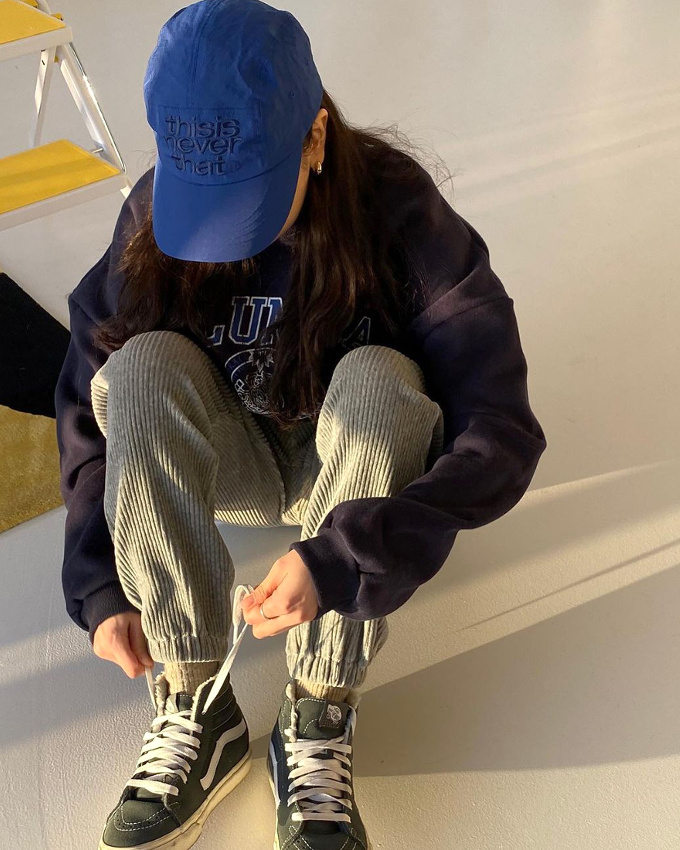 Pantalon de jogging en velours c�tel� + sweat bleu marine + Vans montantes = le bon mix