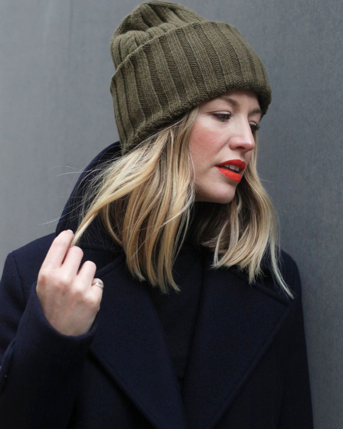 Rouge � l�vres soutenu + bonnet en grosse maille kaki = le bon mix