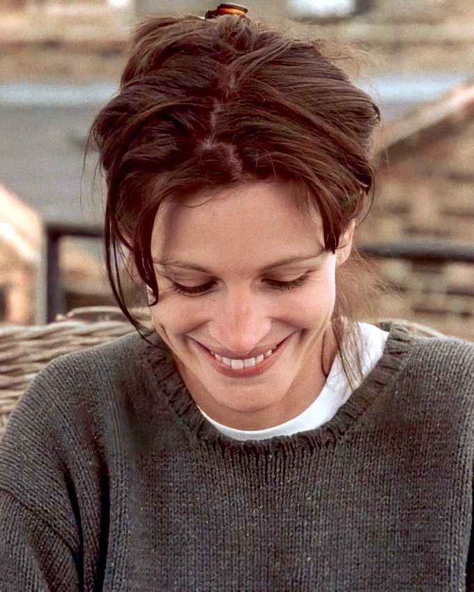 Pull cosy + chignon coiff�/d�coiff� + sourire = le bon mix