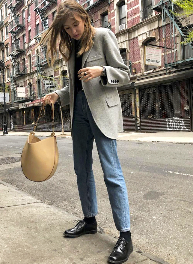 Blazer un peu long + jean droit un peu court + chaussures masculines = le bon mix