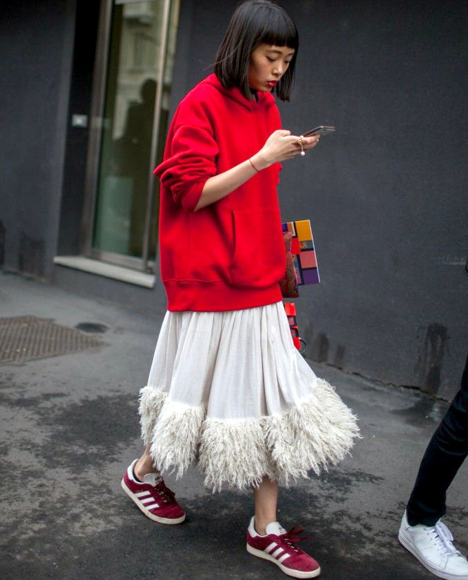 Ne jamais h�siter � recycler sa tenue de r�veillon au sein d'un look casual !