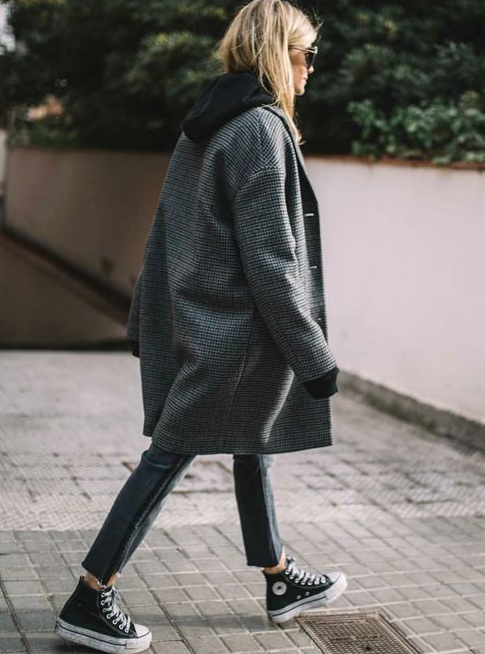 Oui au manteau � petits carreaux chics trait� sur une tonalit� 