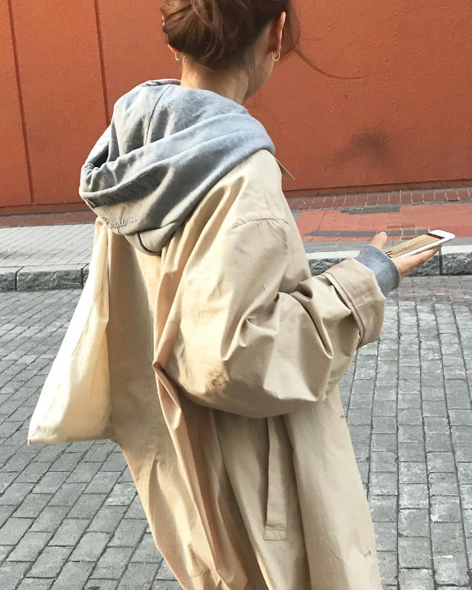 Trench ample + sweat � capuche = le bon mix
