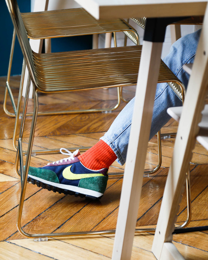 Rien de tel que le duo baskets color�es/chaussettes vitamin�es pour twister un simple jean !