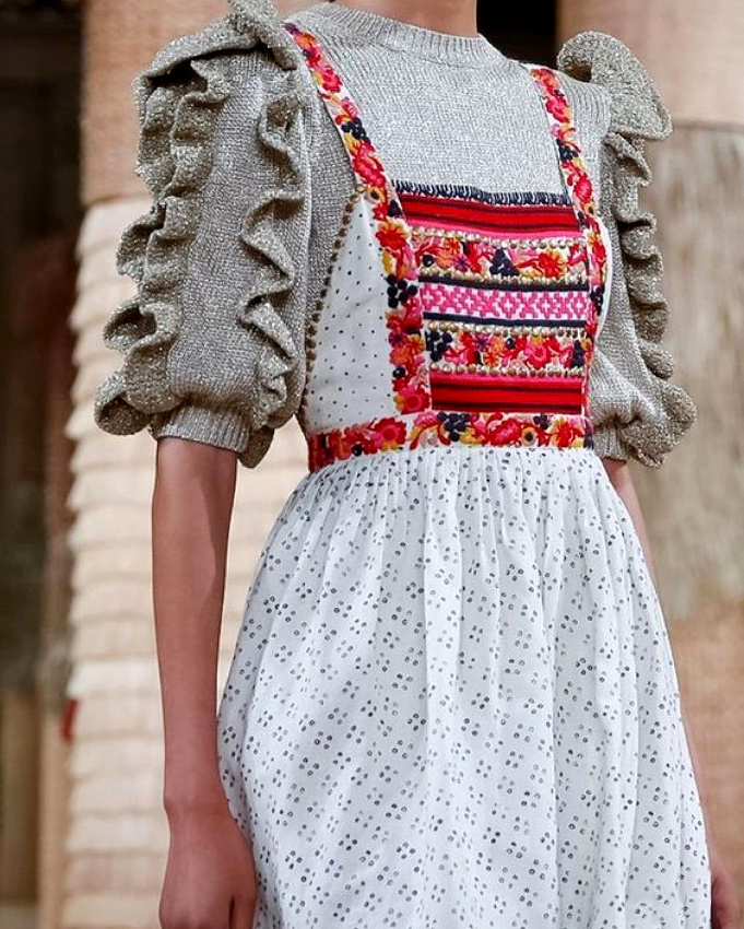 Maille + broderies anglaises = le bon mix