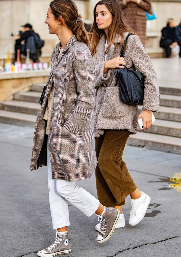 On ne se lasse pas des mix and match de beige/caramel/marron/blanc !
