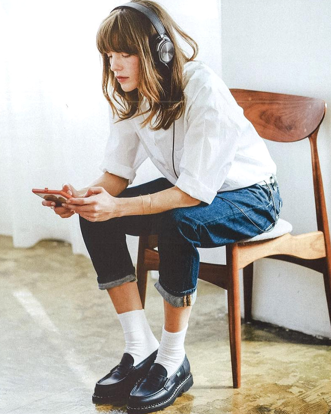 Jean brut roulott� sur la cheville + mocassins tr�s masculins + chemise blanche + frange = le bon mix