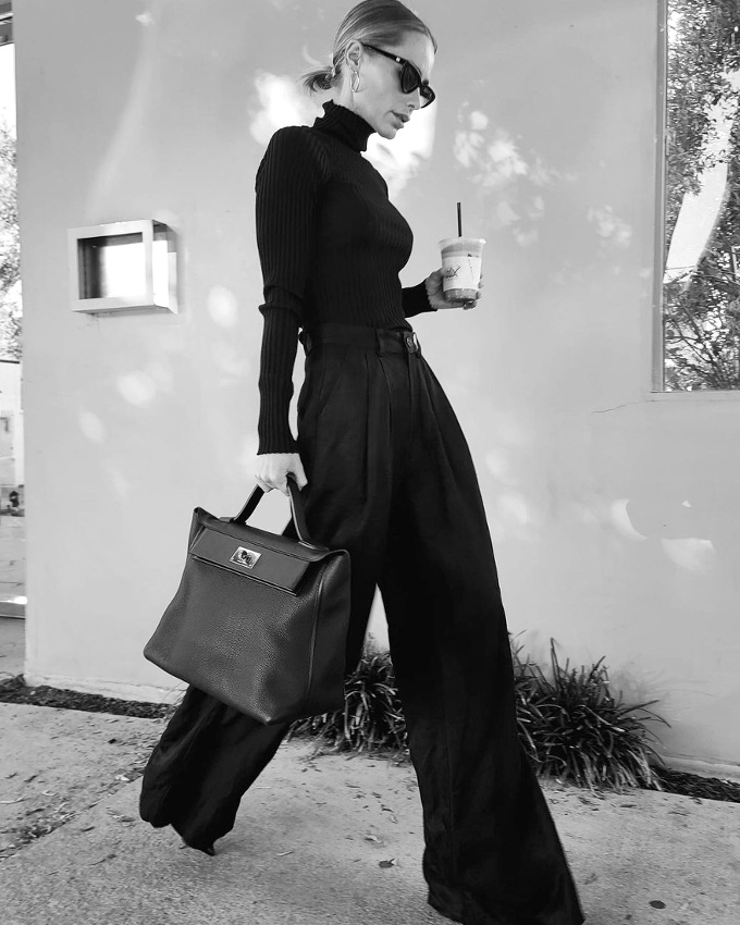 Pull moulant col roul� + pantalon large masculin = le bon mix