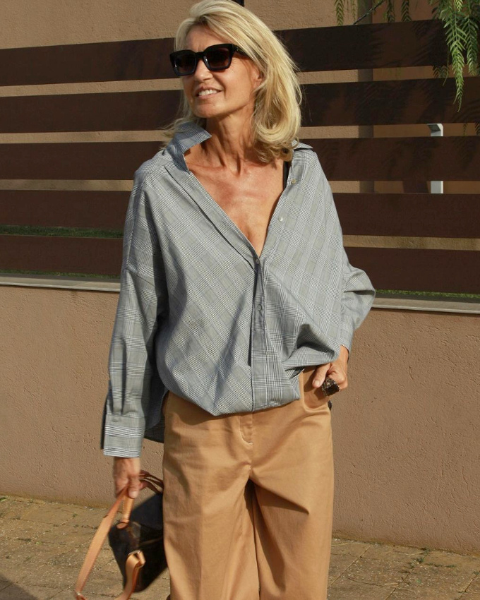 Port�e audacieusement d�boutonn�e, la chemise XL se fait plus sensuelle que n'importe quel caraco