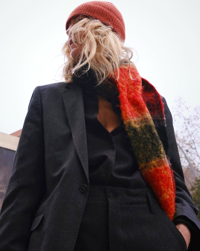 Rien de tel que le duo bonnet rouge/�charpe �cossaise pour twister un costume sombre !