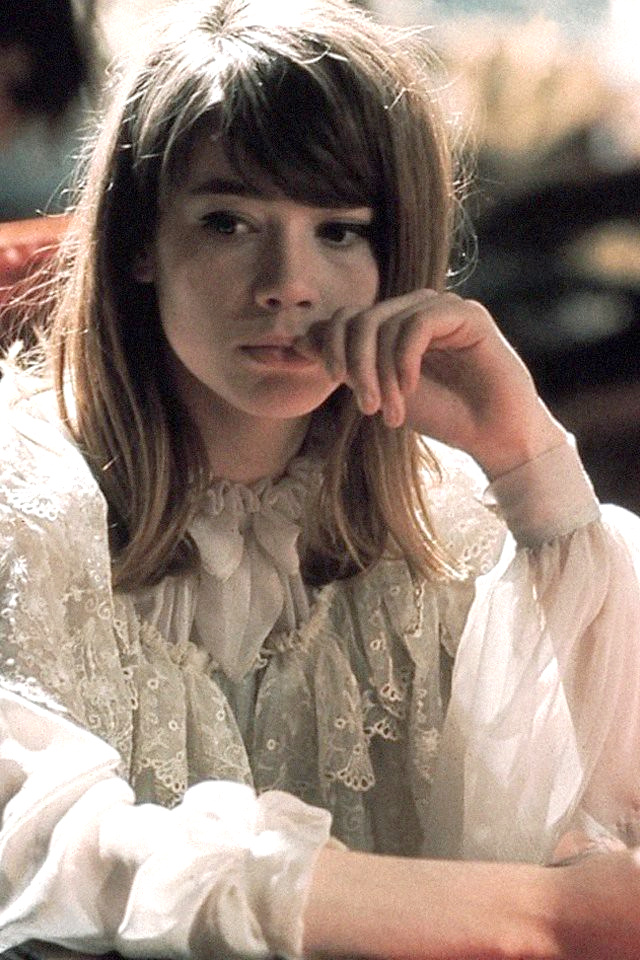 On piquerait bien � Fran�oise Hardy sa blouse vaporeuse afin de la mixer � nos jeans bruts mom 7/8 !