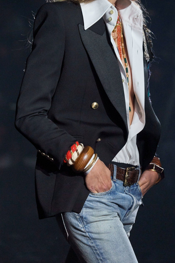 Blazer masculin bleu marine + chemise blanche ouverte + accumulation de bracelets folks = le bon mix