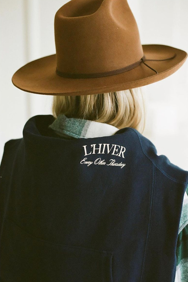 Feutre tabac + chemise de b�cheron + sweat bleu marine = le bon mix