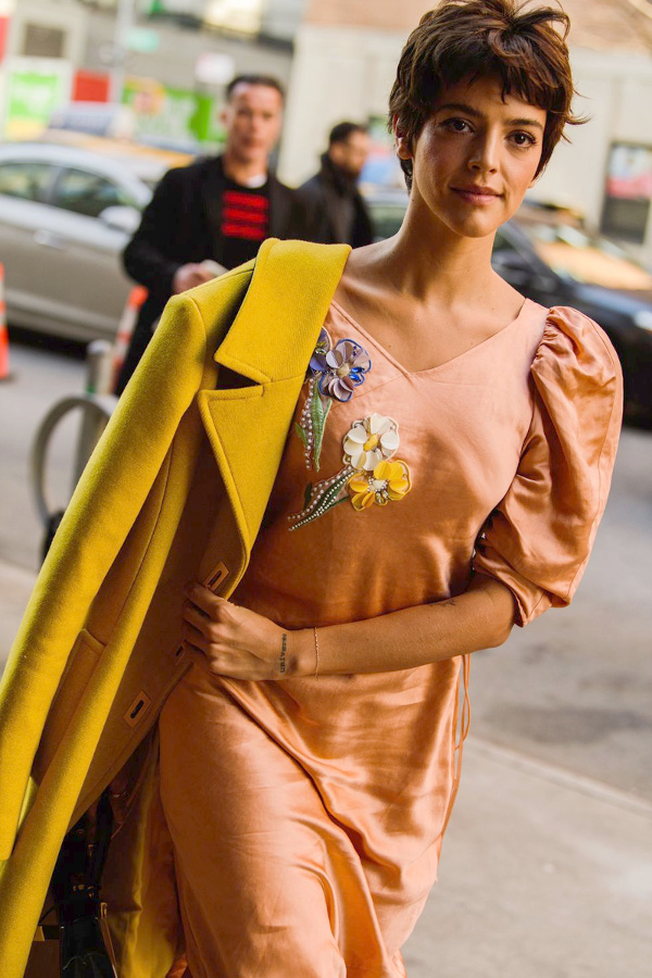 Rien de tel qu'une coupe courte pour att�nuer le premier degr� d'une robe girly !