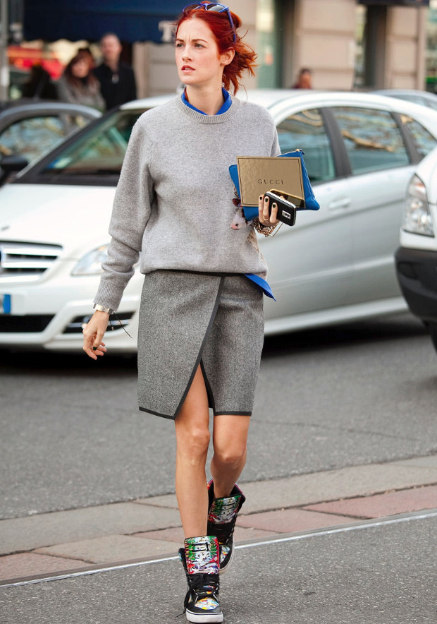 Jupe grise faussement sage + baskets montantes = le bon mix