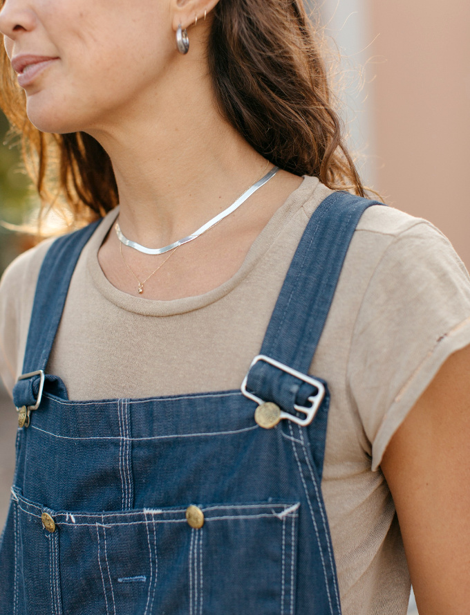 Bijoux fins + salopette = le bon mix