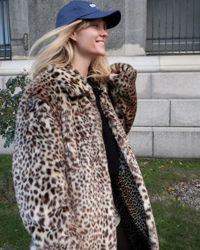 Rien de tel qu'une casquette bleu marine pour apaiser un manteau l�opard !